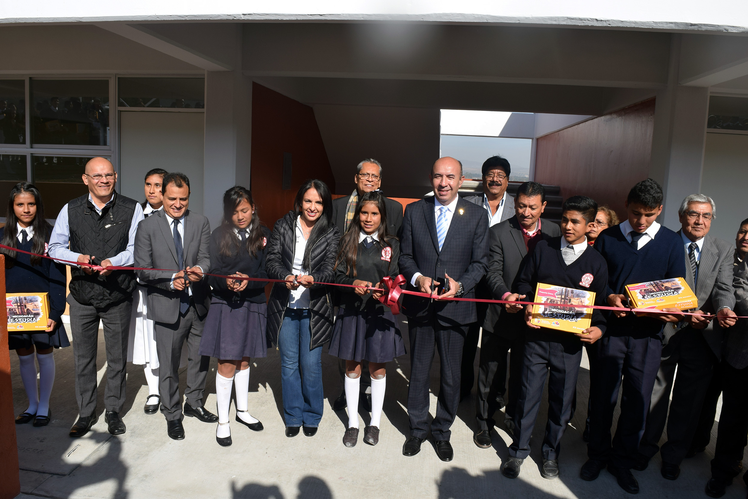 Dignifica IIFEEM “aulas de palitos” en secundaria de Tarímbaro