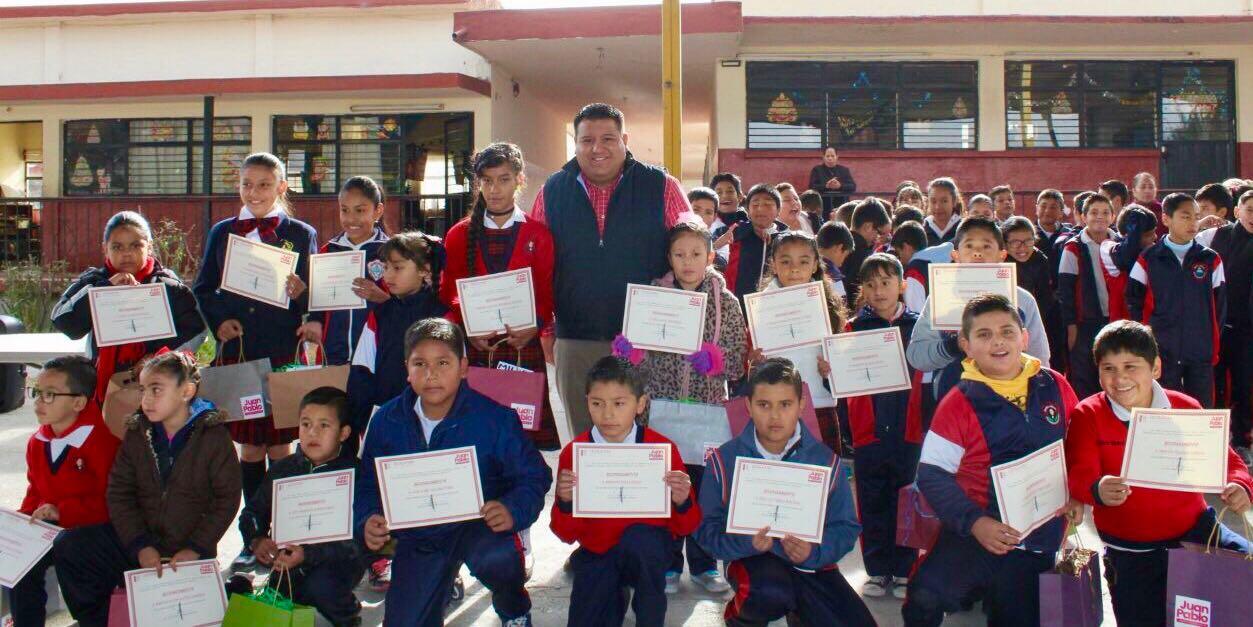 Juan Pablo Puebla entrega zapatos y reconocimientos a Estudiantes
