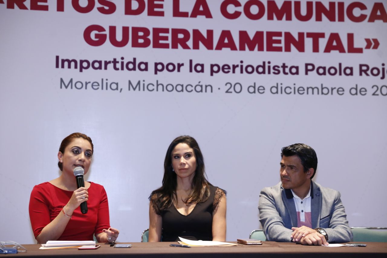 Imparte Paola Rojas conferencia a enlaces de comunicación del Gobierno del Estado