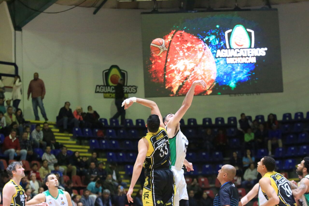 Aguacateros y Fuerza Regia brindan partido de alarido