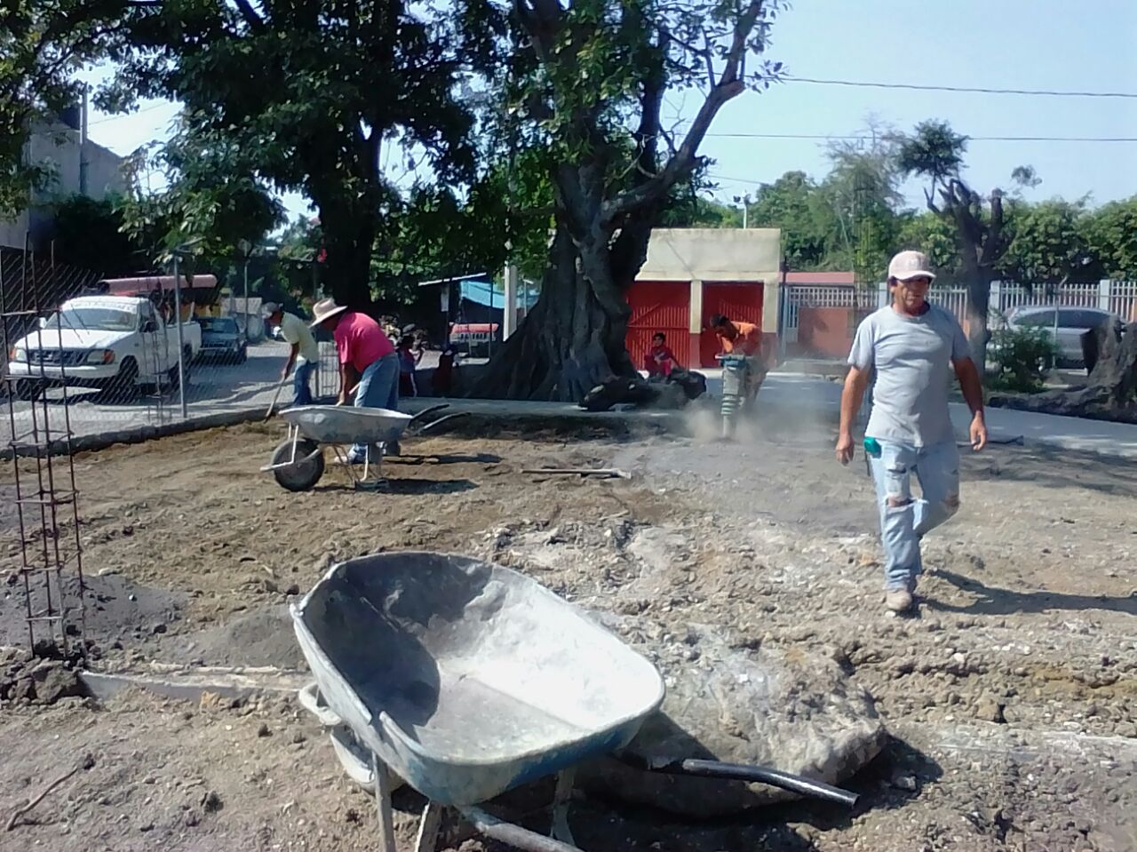 Gobierno de Múgica supervisa construcción de desayunador