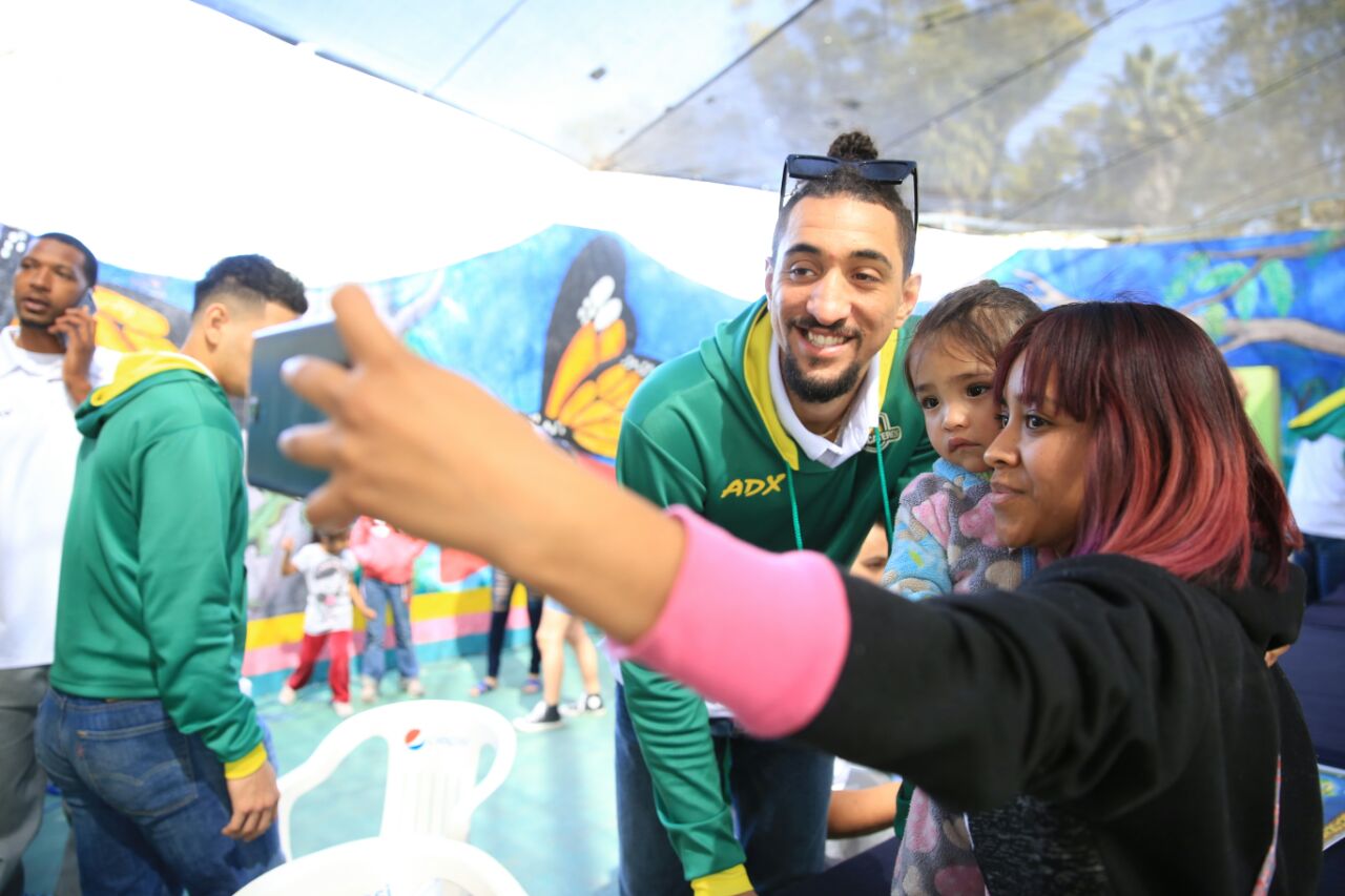 Conviven Aguacateros de Michoacán con infantes en el Parque Zoológico