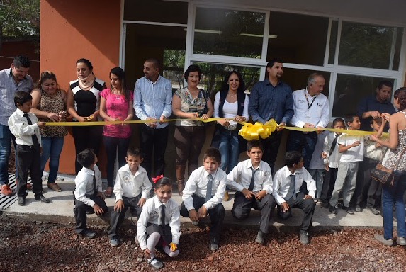 Entrega IIFEEM equipamiento y aulas en Primarias de Tuzantla