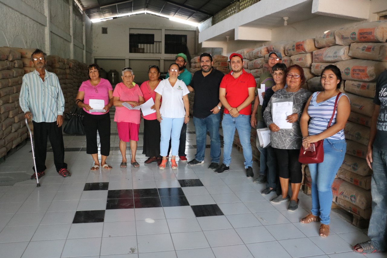Siguen entregando apoyos a familias apatzinguenses