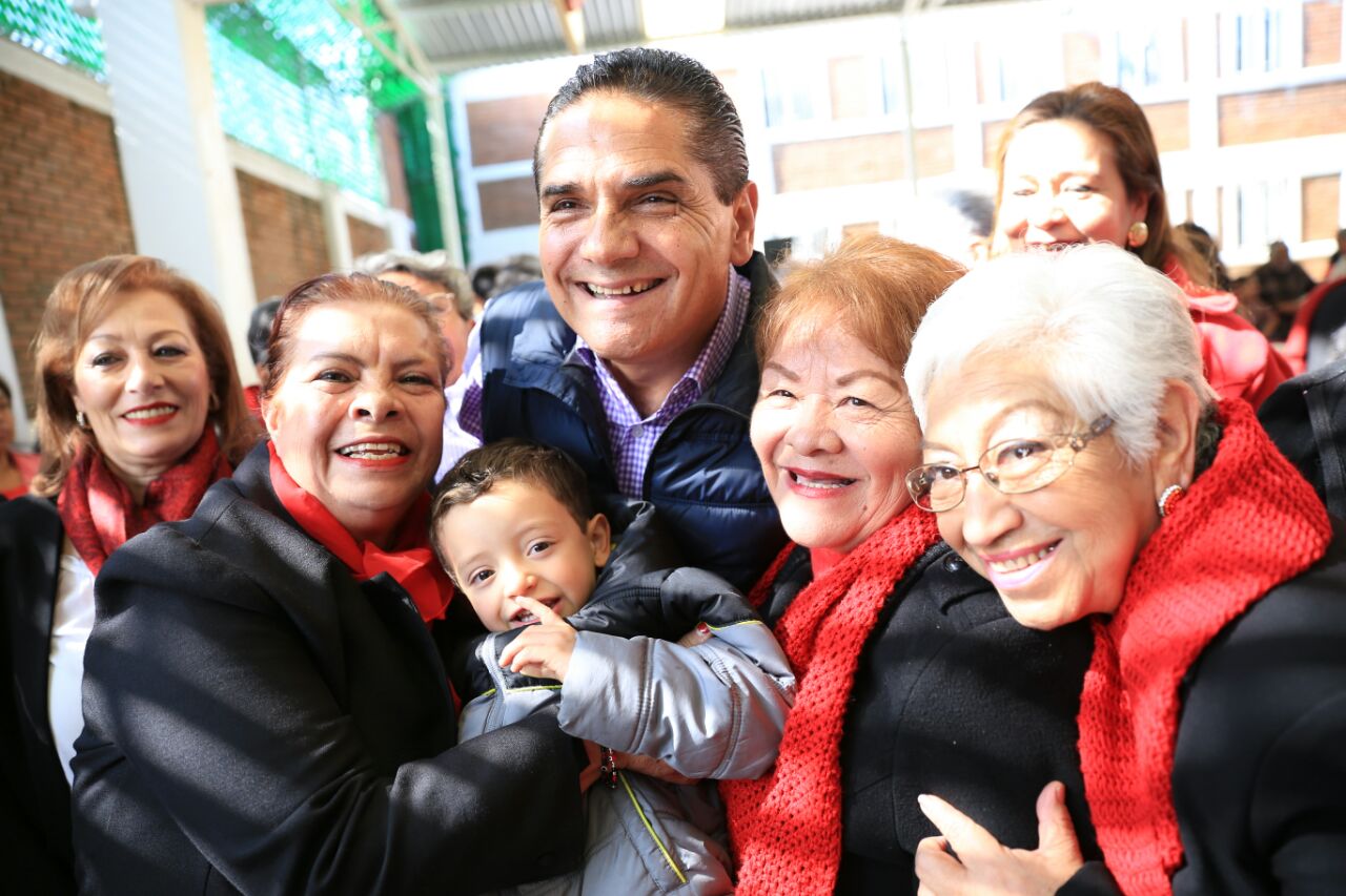 Convive Gobernador con adultas y adultos mayores