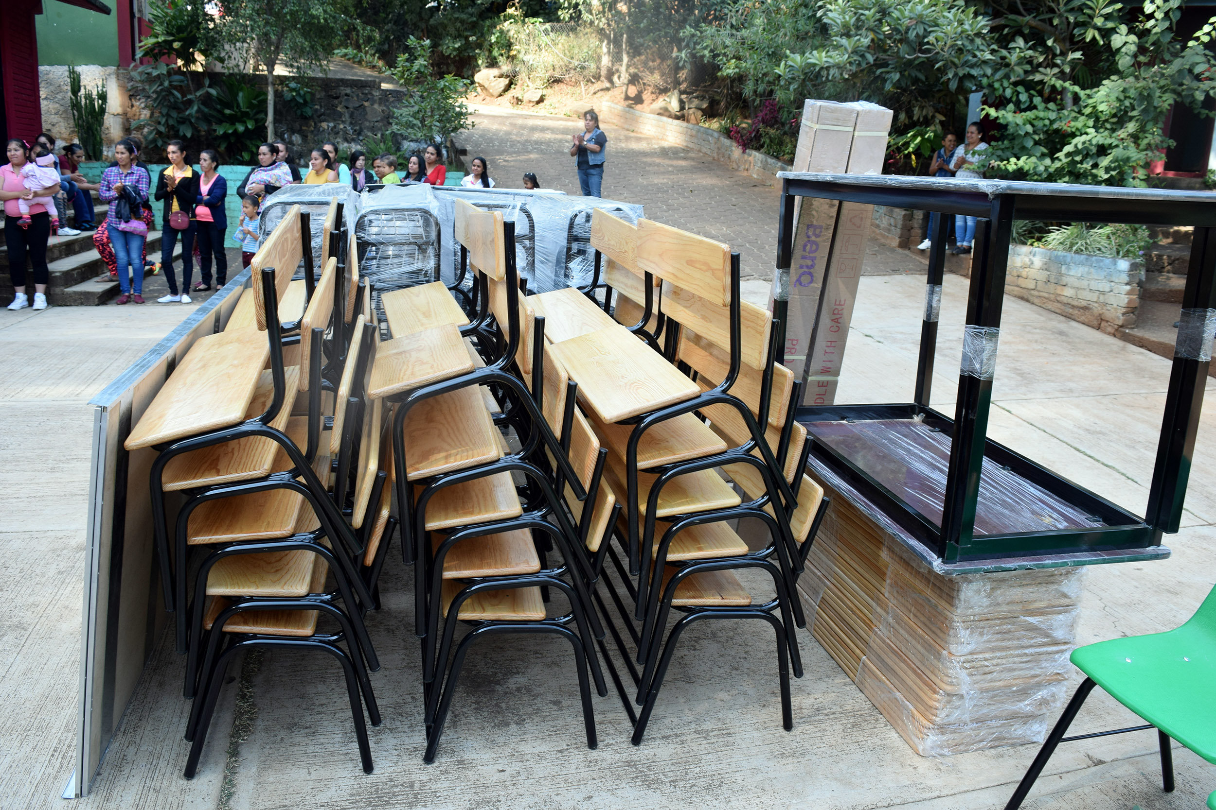 Entrega IIFEEM mobiliario en Primaria de Tacámbaro