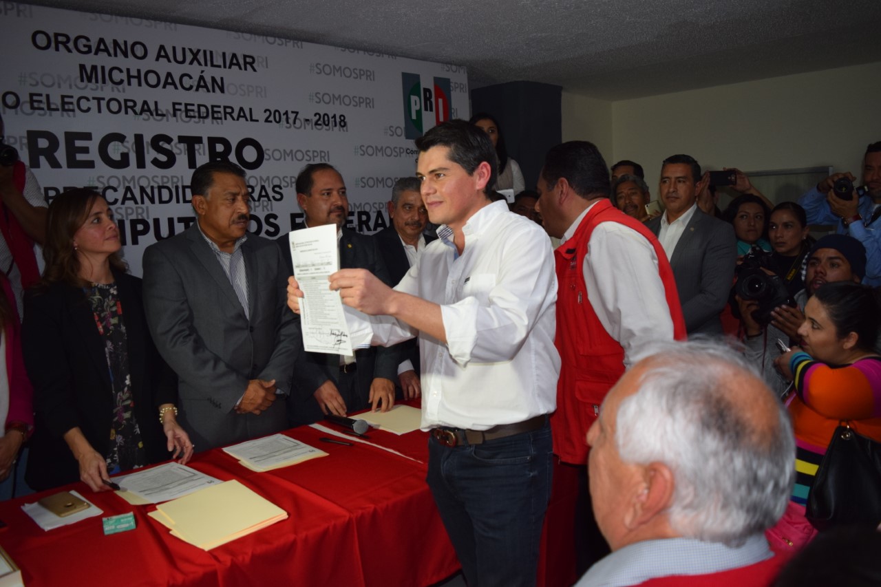 “Antonio Ixtláhuac Orihuela se registra para el Senado de la República”.