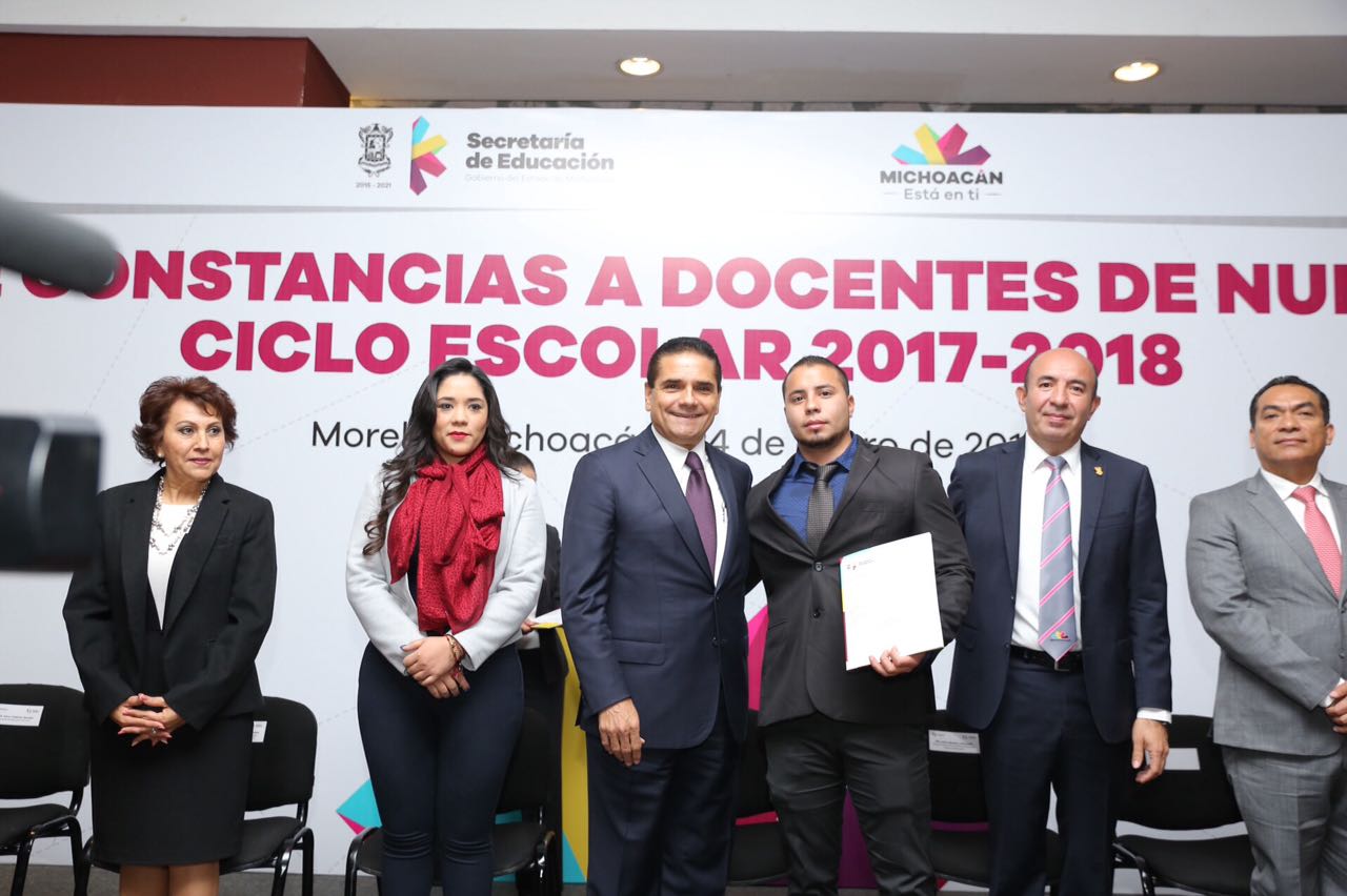 Entrega Silvano Aureoles constancias a jóvenes de nuevo ingreso al Servicio Profesional Docente