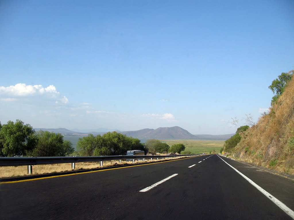 Libera SSP carretera Morelia-Pátzcuaro y vías del ferrocarril