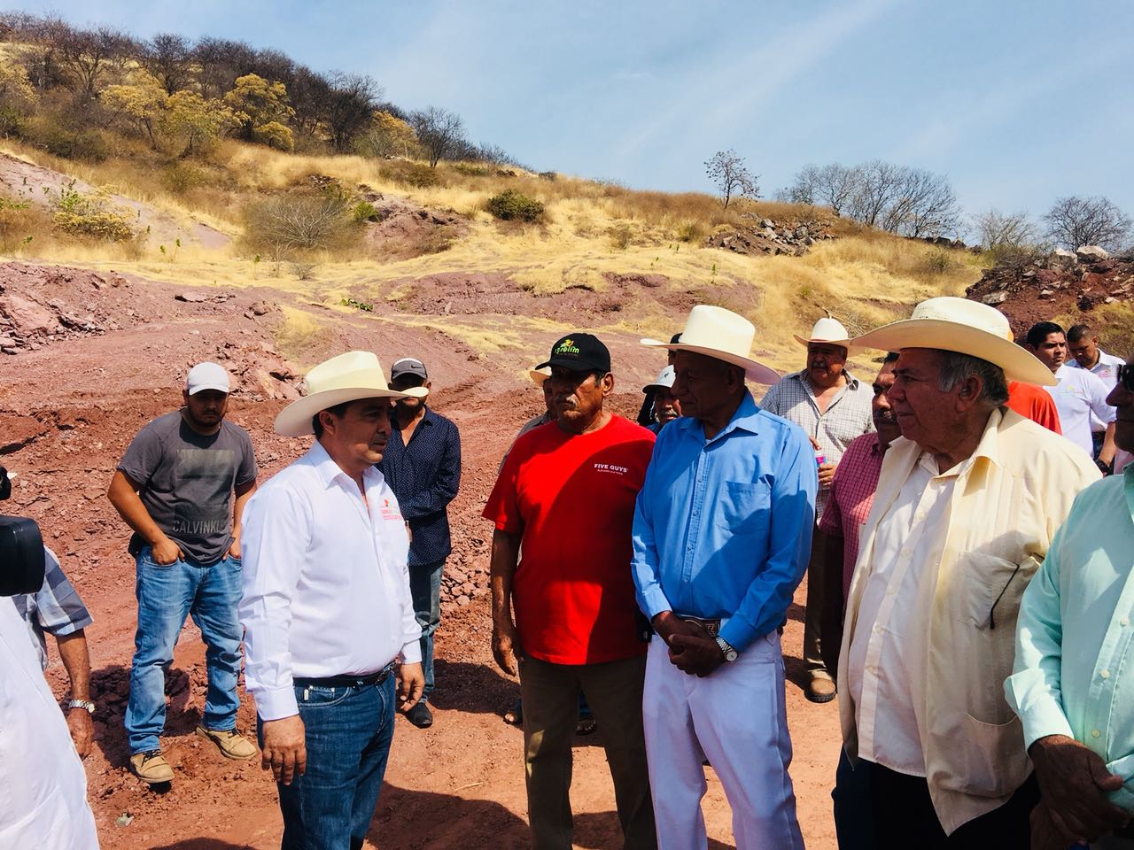 Sergio Ochoa reafirma compromiso con ejidatarios y entrega material para revestimiento de caminos saca cosechas