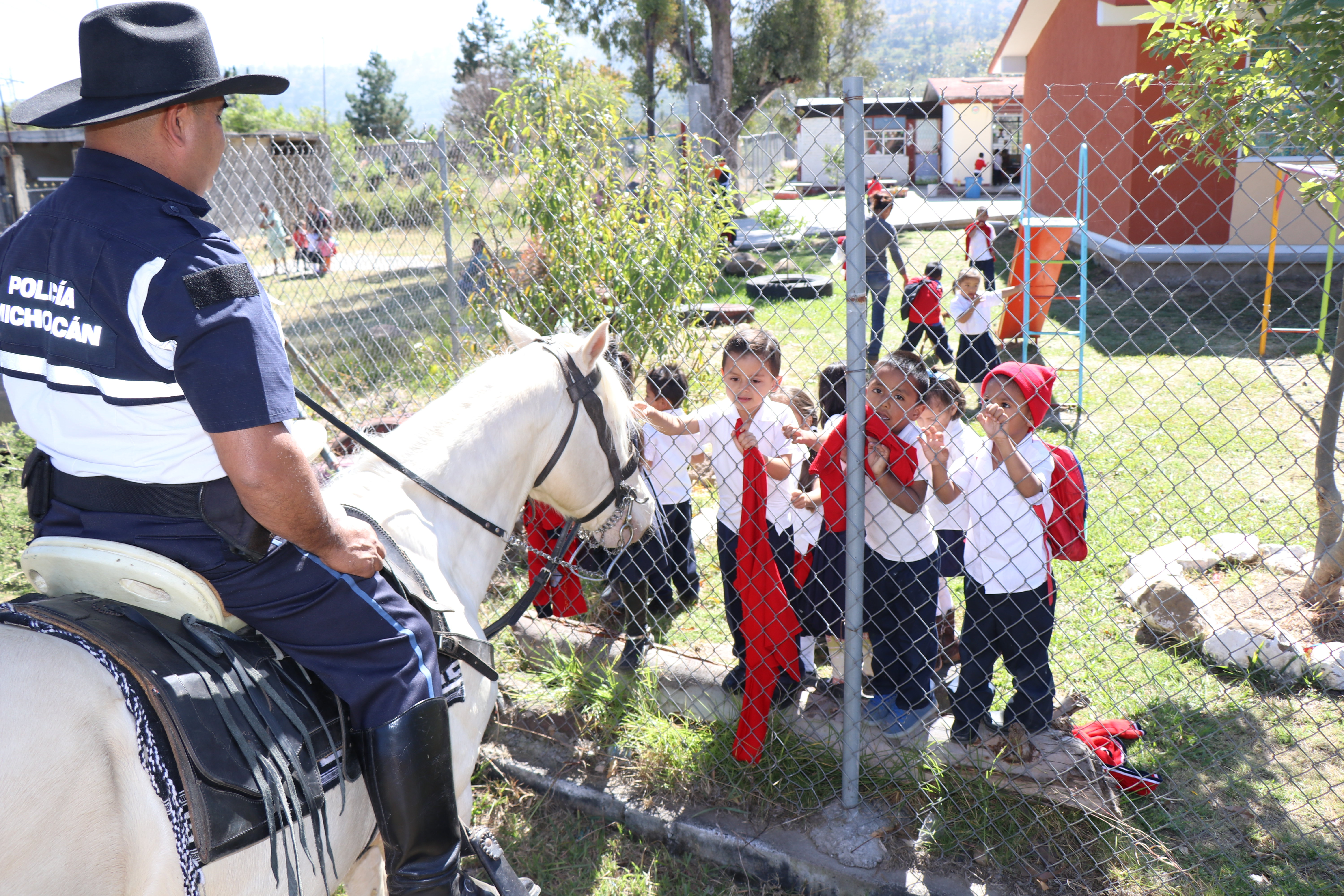 Propiciar confianza de ciudadanos en instituciones, premisa de la Unidad Montada de la SSP