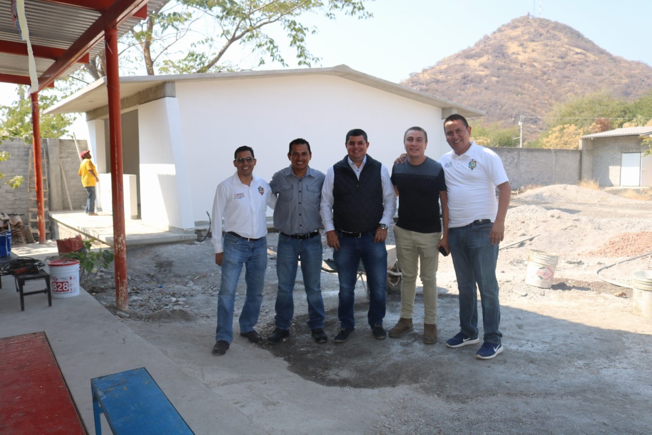 Gobierno de Múgica supervisa obra en la Tenencia El Ceñidor