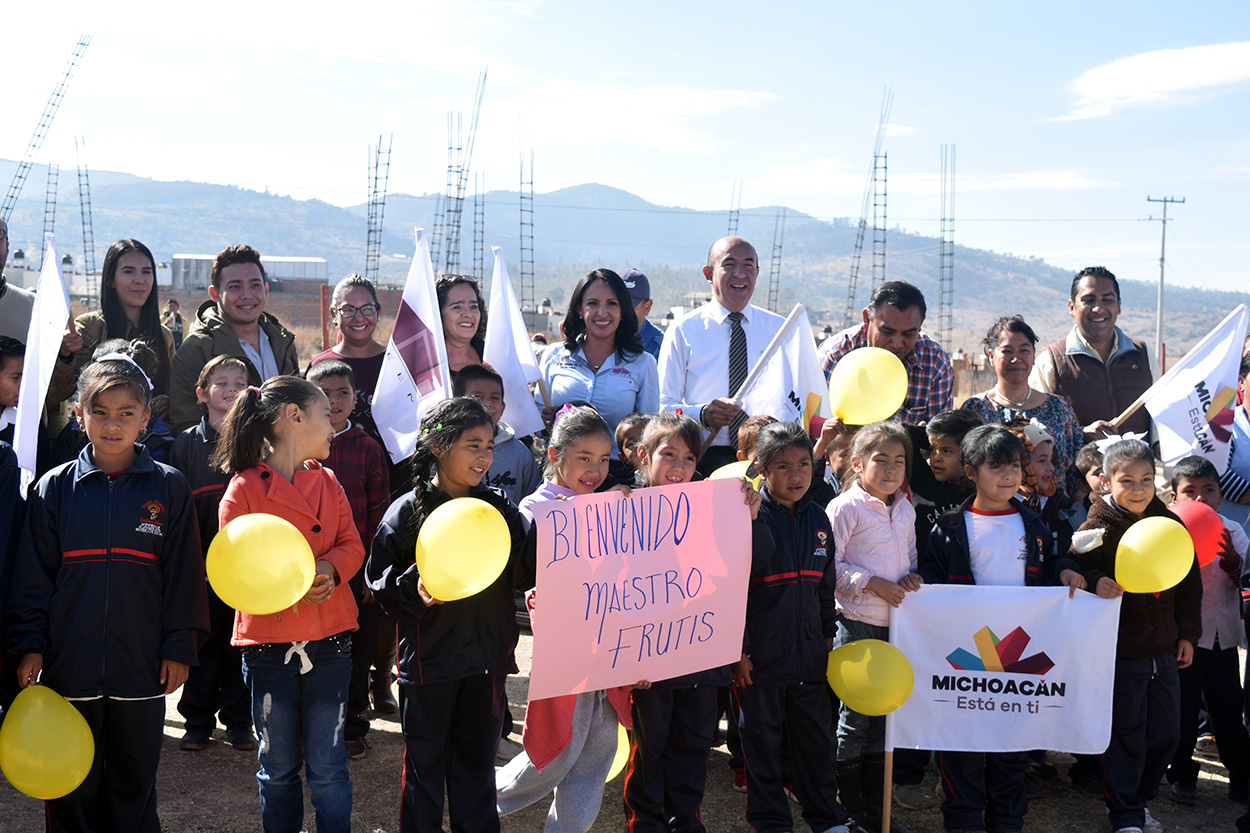 Sustituye IIFEEM aulas “de palitos” en escuela de Morelia.