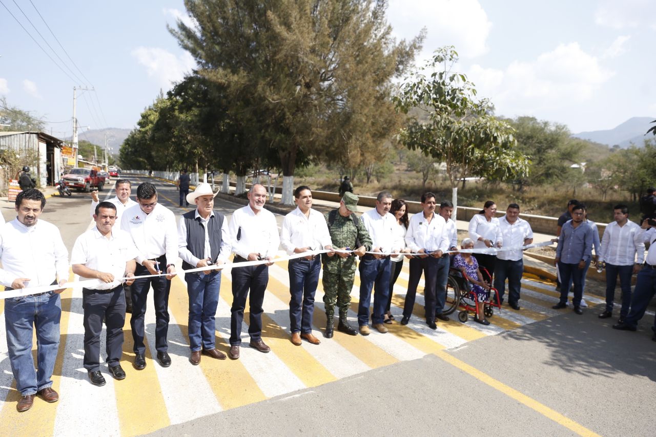 Entrega Gobernador vialidades en Coalcomán con una inversión de casi 40 mdp