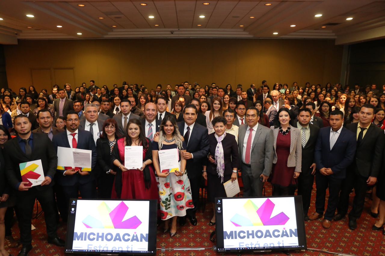 Entrega Silvano Aureoles constancias a jóvenes de nuevo ingreso al Servicio Profesional Docente
