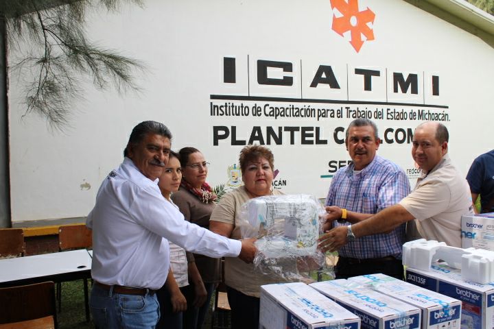 Entregan maquinaria al plantel del Icatmi en Coalcomán