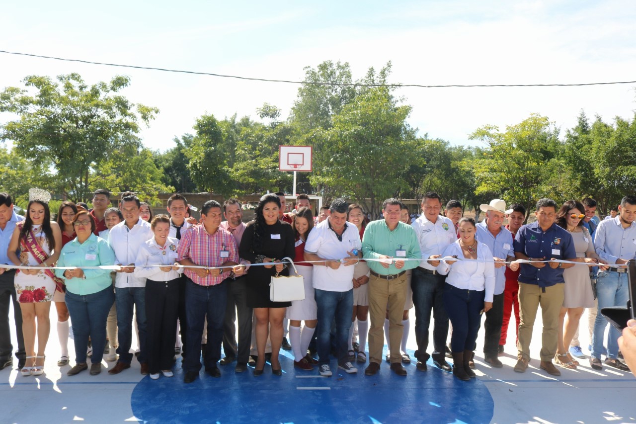 Gobierno de Mugica hace entrega de cancha de usos multiples