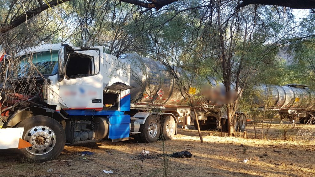 Recupera SSP tractocamión con dos pipas cargadas con combustible en Arteaga