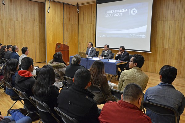 Juristas reflexionan acerca del contenido de la Constitución de Michoacán, en el marco de su centenario
