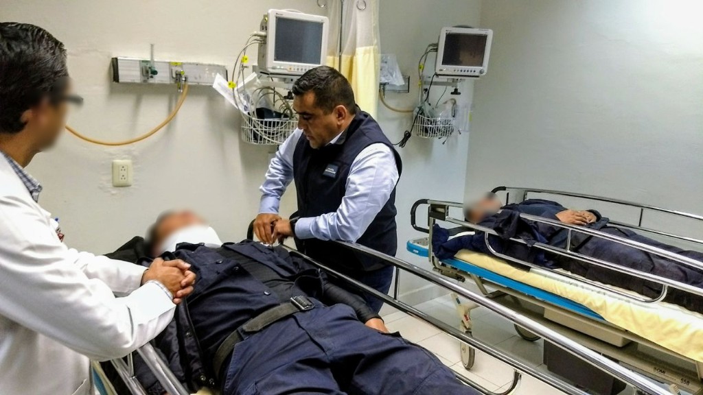 Estables, elementos de la Policía Michoacán tras percance vial