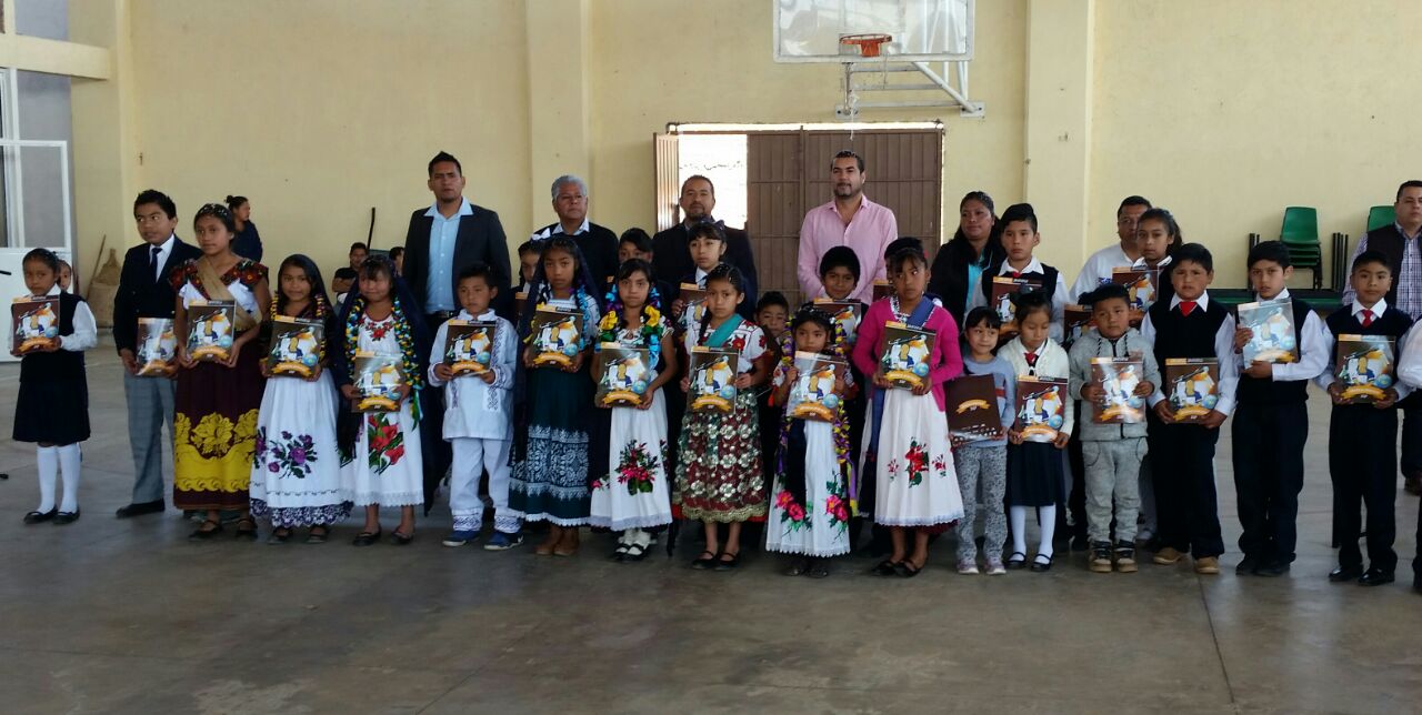 Entrega ICTI libros del programa de Lectura Científica en Purépecha