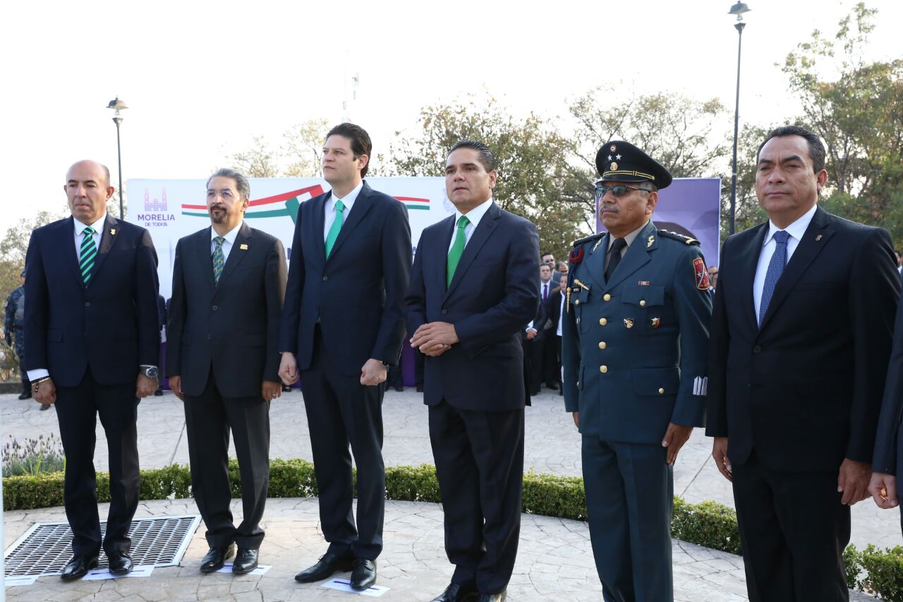 Encabeza Gobernador izamiento de la Bandera Monumental