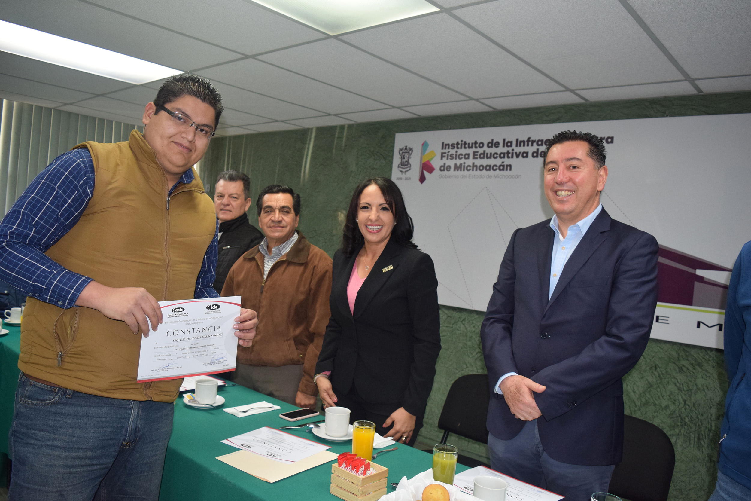 Capacita IIFEEM a su personal para fortalecer dignificación de escuelas