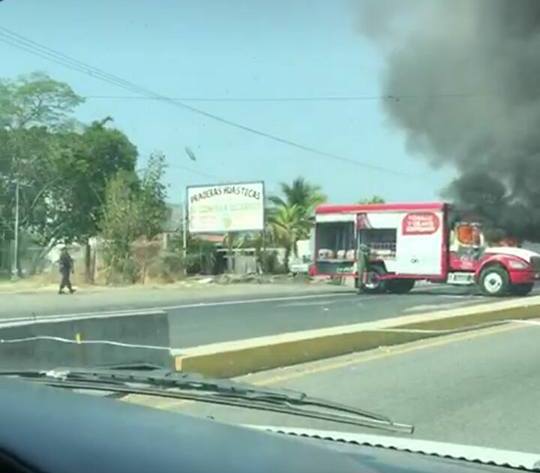 Reportan incendio de vehículos y cierre de carreteras en Apatzingan