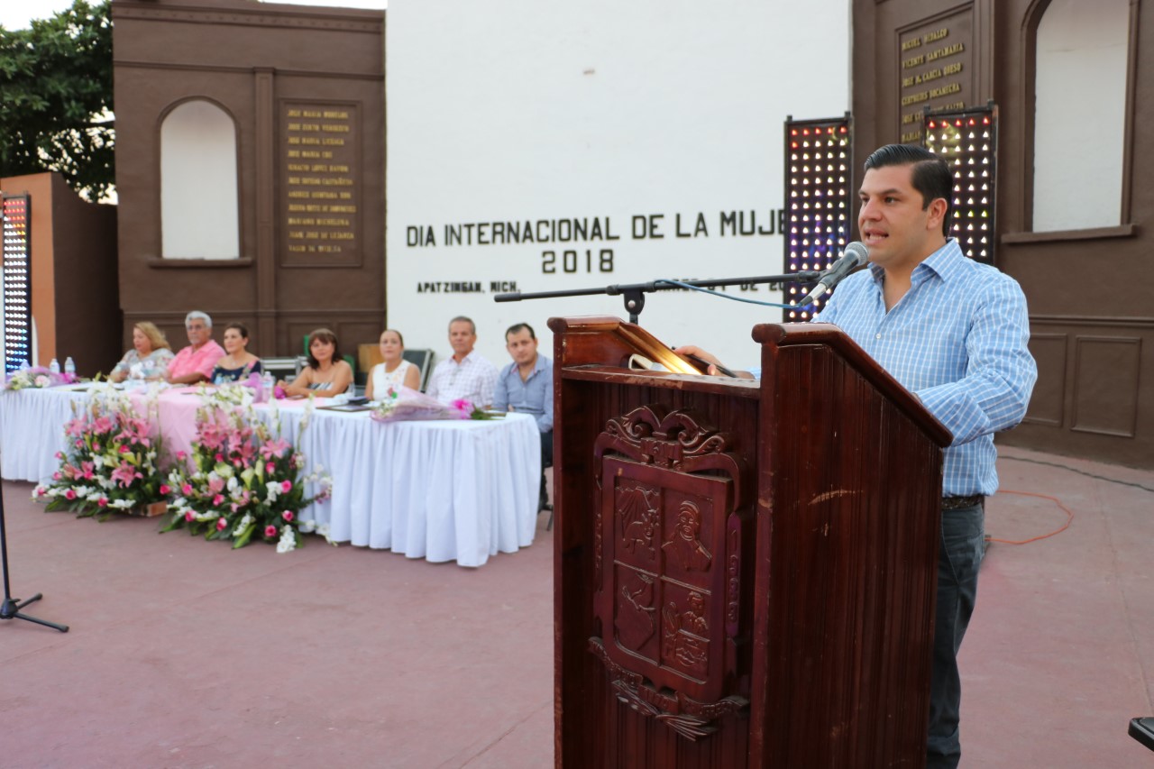 Reconocen a mujeres apatzinguenses
