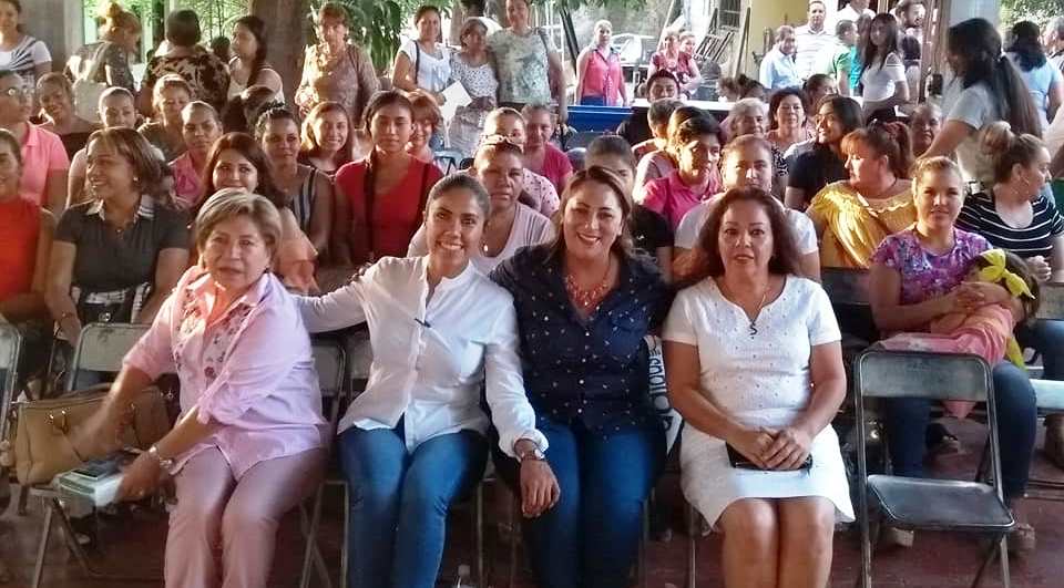 En Múgica expresión del PRD presenta a sus abanderadas