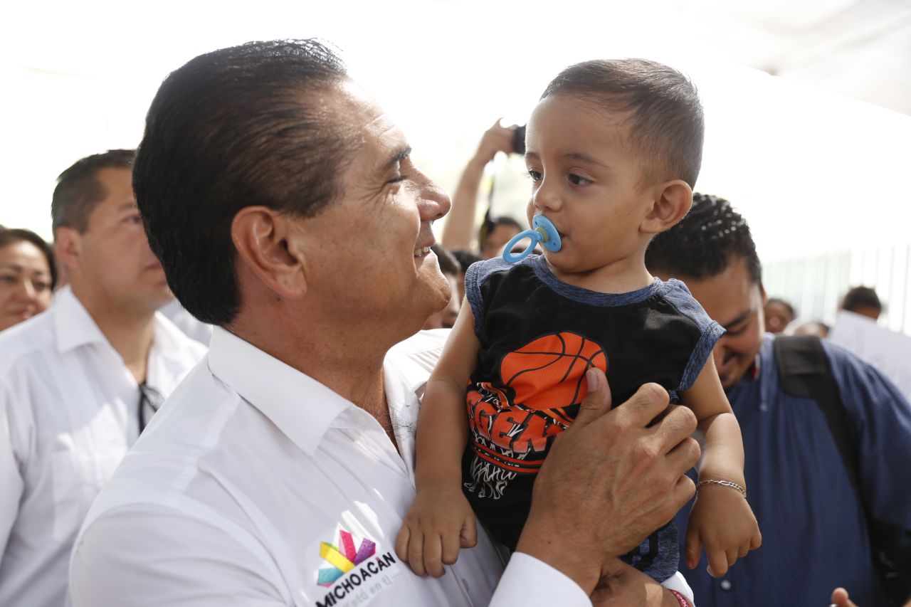 Tras casi 10 años de espera, entrega Gobernador Centro de Salud de Aquila