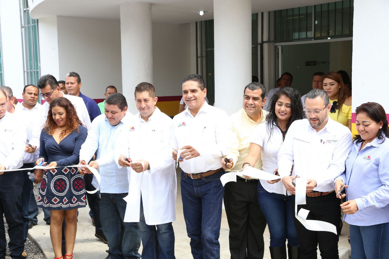 Tras casi 10 años de espera, entrega Gobernador Centro de Salud de Aquila