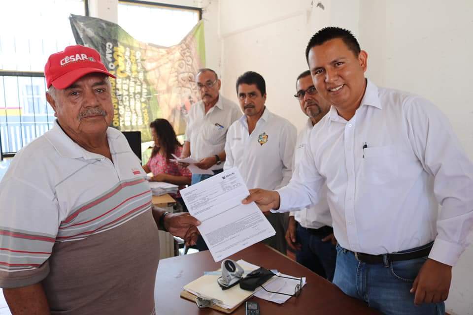 Gobierno de Múgica entrega seguros a campesinos