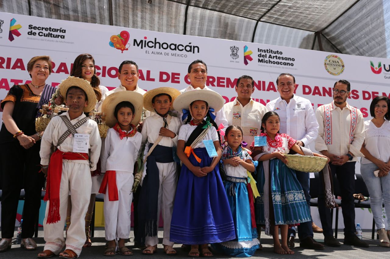 Entrega Gobernador reconocimientos a artesanas y artesanos en Uruapan