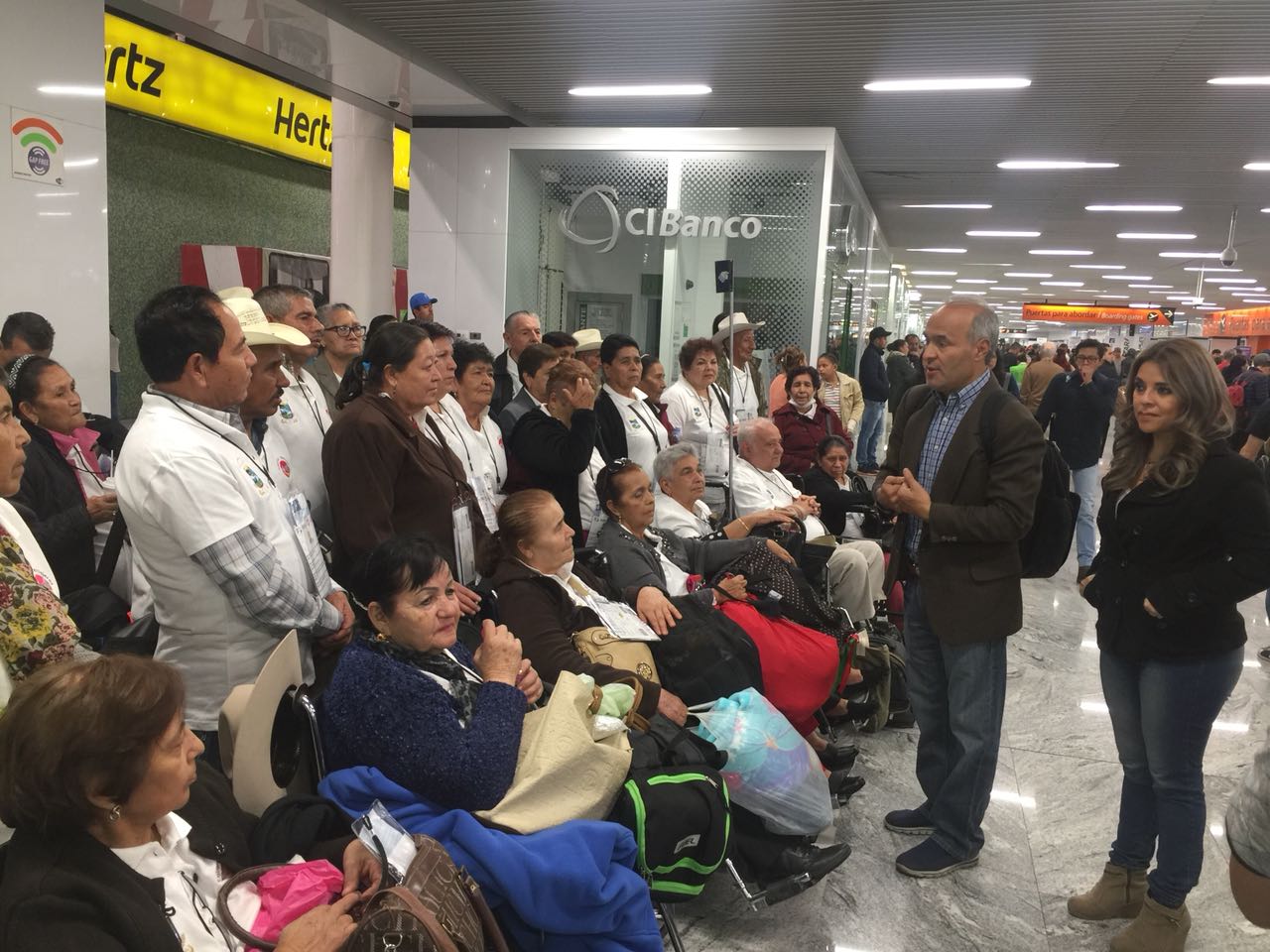 Palomas Mensajeras reúne a 43 adultos y adultas mayores de Los Reyes con sus familias en EU