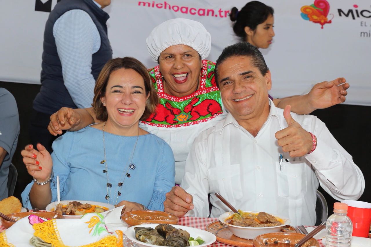 Convive Gobernador con cocineras tradicionaes y disfruta platillos típicos en Festival de la Gastronomía Michoacana