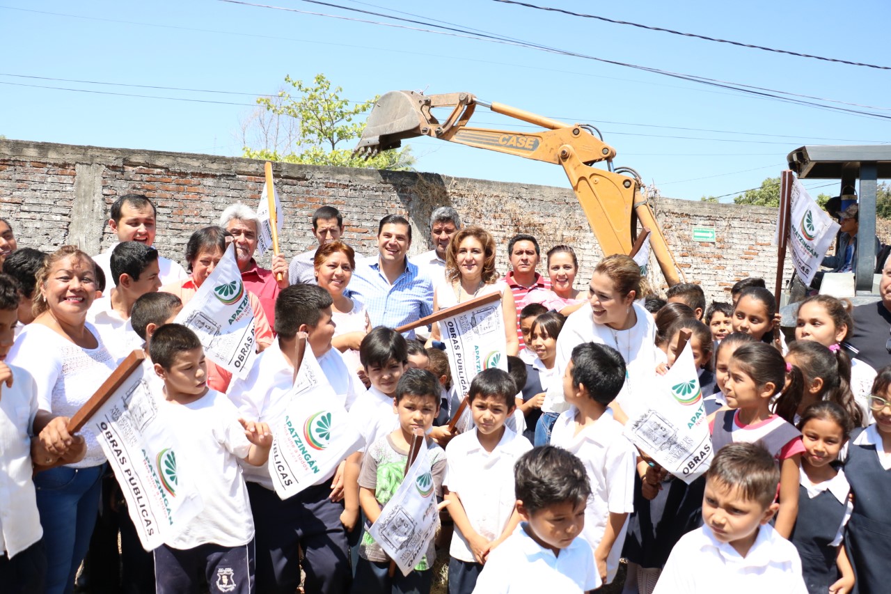 Inicia construcción de un aula y barda perimetral en dos escuelas