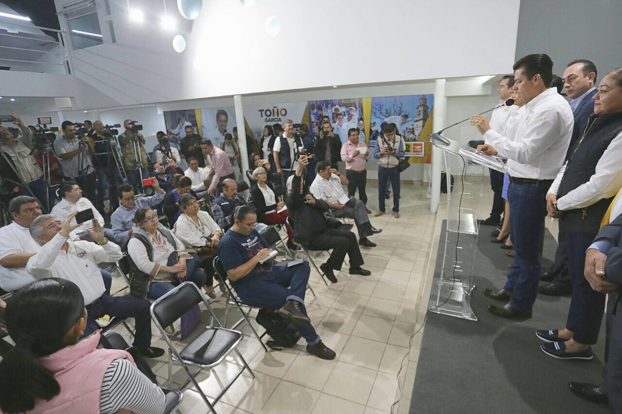 Presenta Toño García a su equipo de campaña