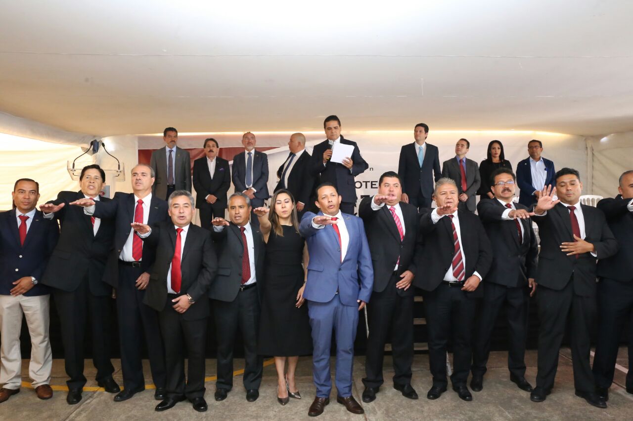 Toma protesta Gobernador al nuevo Comité Directivo 2018- 2020 de la CMIC