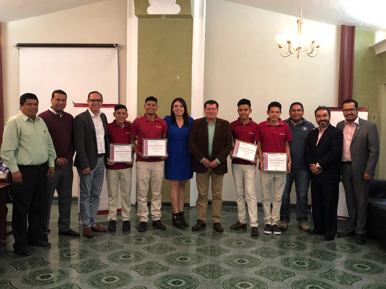 Reconoce Cobaem a estudiantes destacados