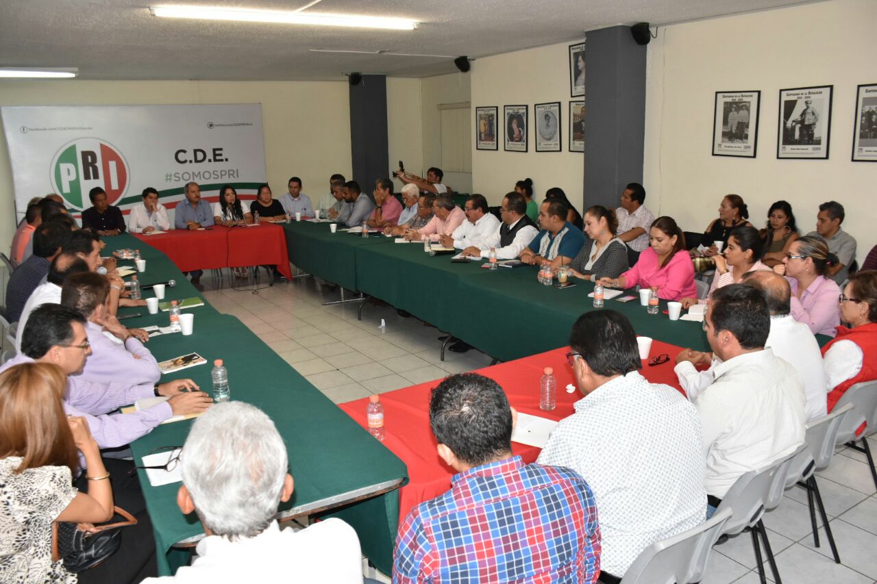 SE REÚNEN SECRETARIOS DEL CDE DEL PRI CON LOS CANDIDATOS AL SENADO