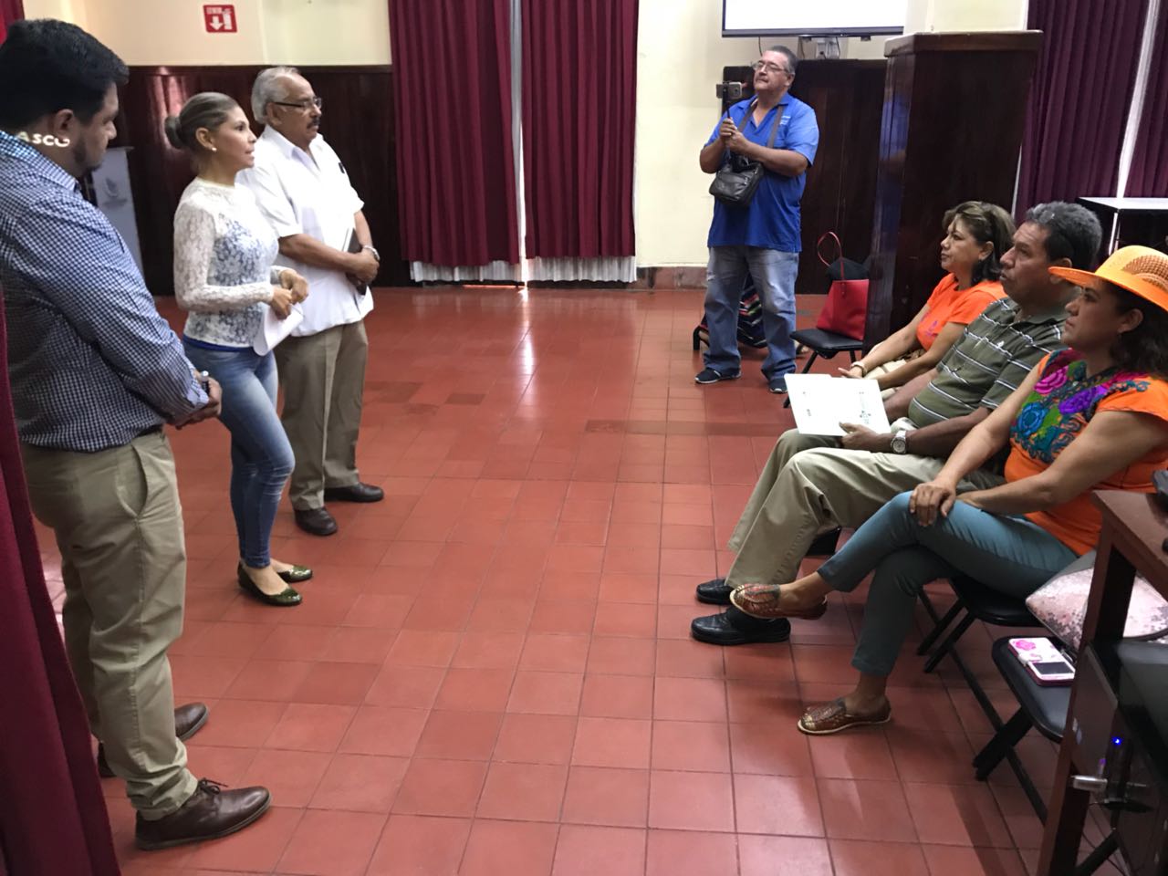 Imparten conferencia sobre la protección de los menores