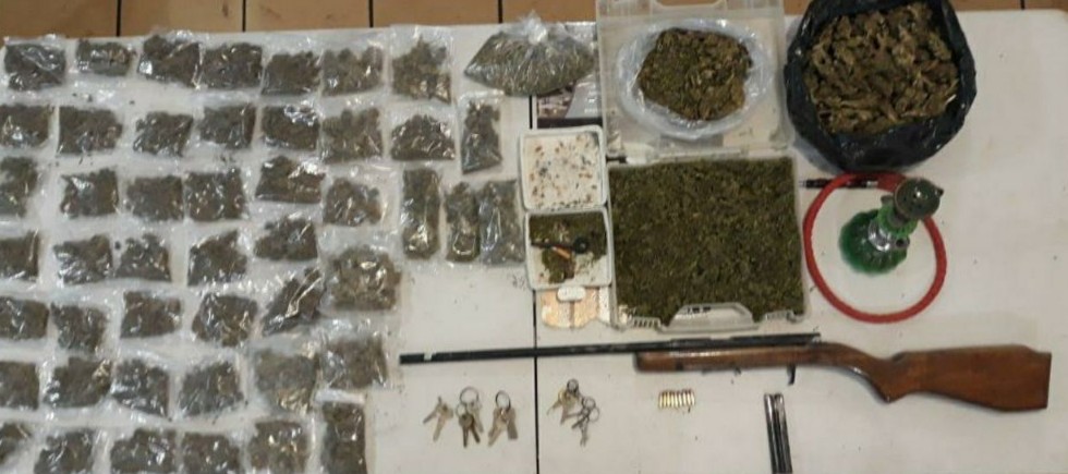 Asegura SSP a dos personas con arma larga y droga en Jacona