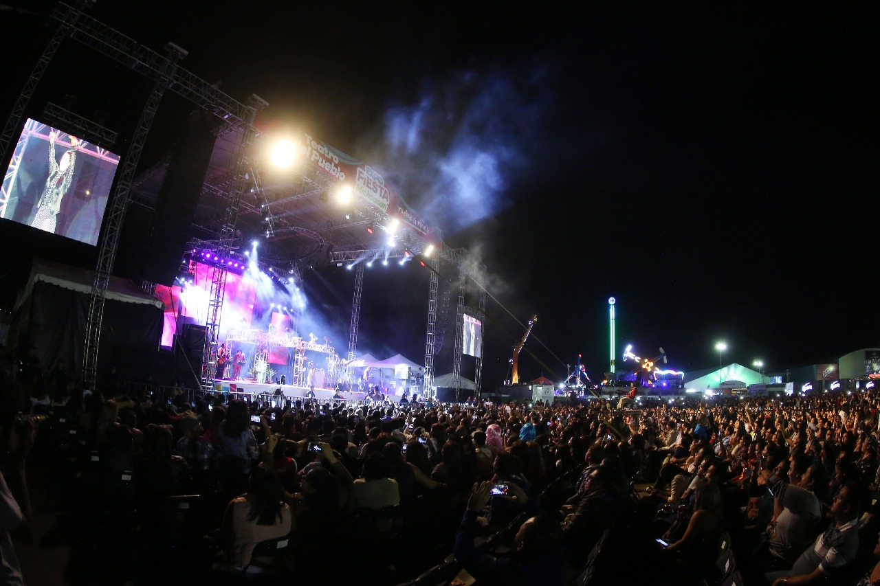 Yuridia pone a cantar a miles de personas en la Expo Fiesta Michoacán 2018