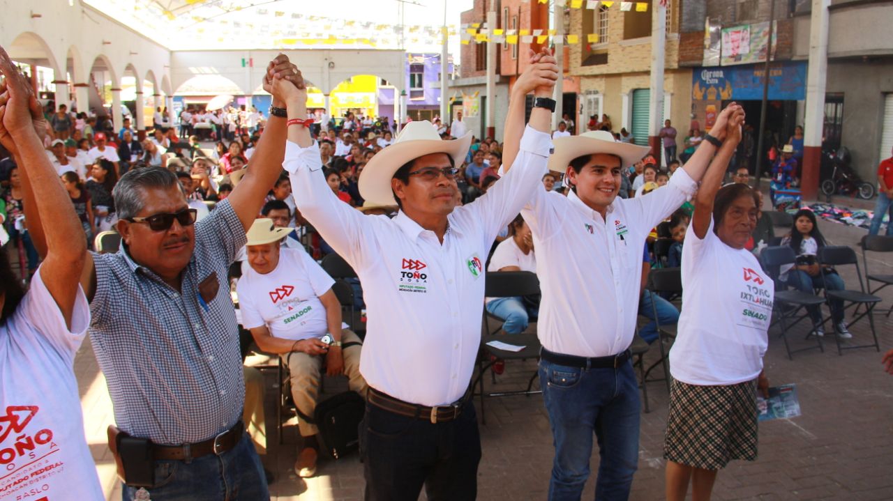Toño Sosa escucha necesidades de pescadores del lago de Cuitzeo