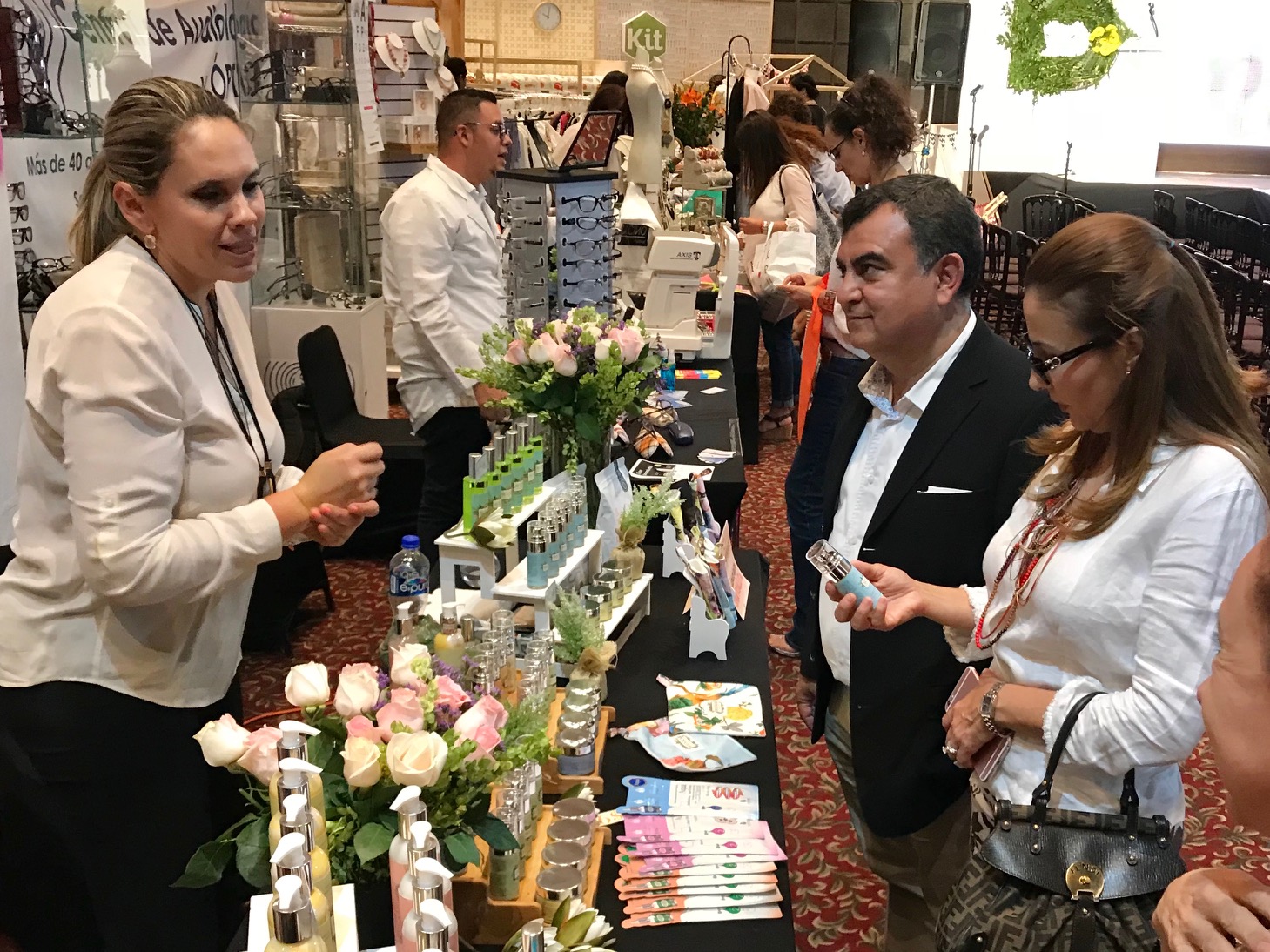 Visita Constantino Ortiz bazar de mujeres emprendedoras