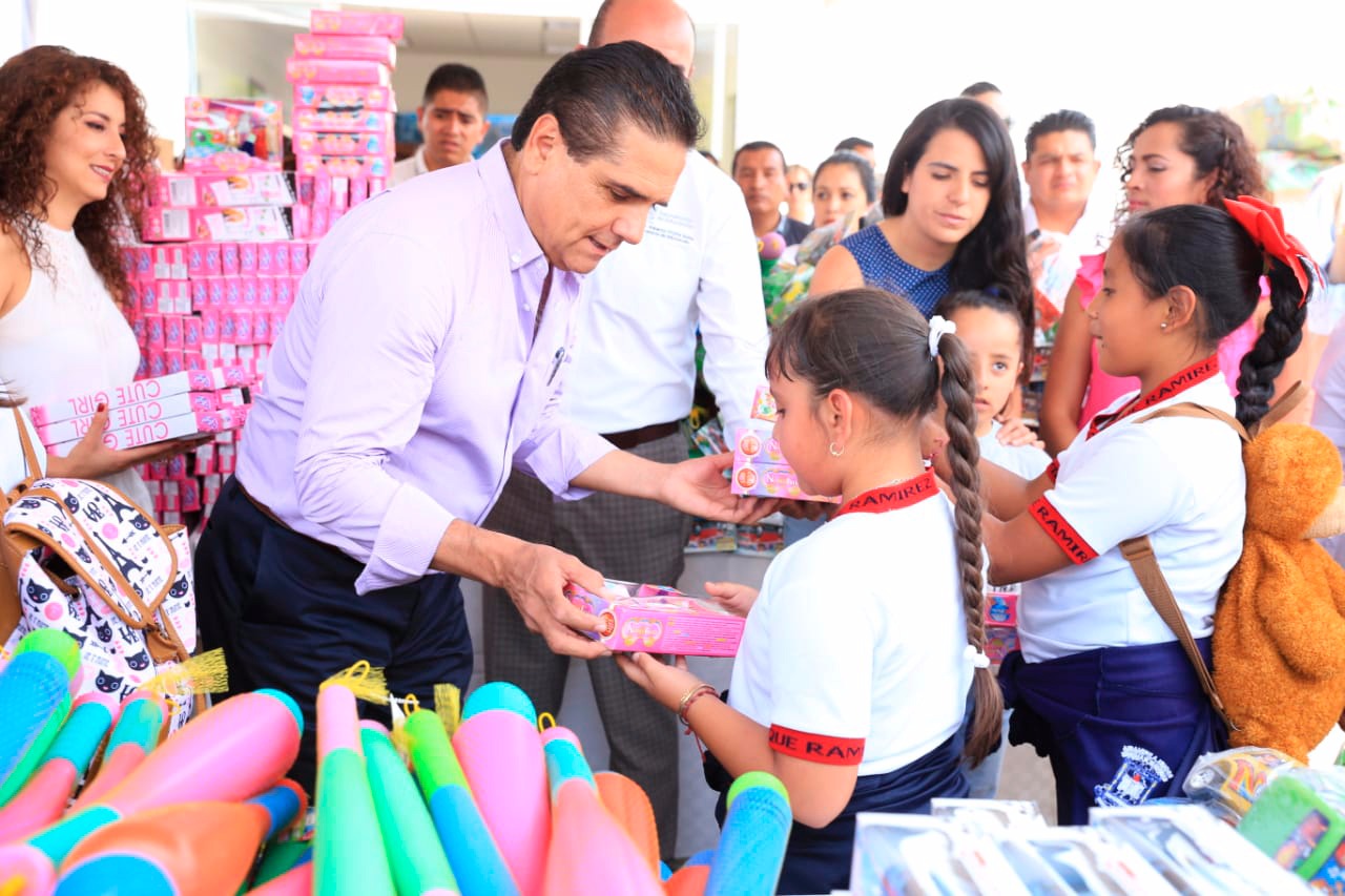 Convive Gobernador con niños y niñas de los Centros de Asistencia Social del DIF