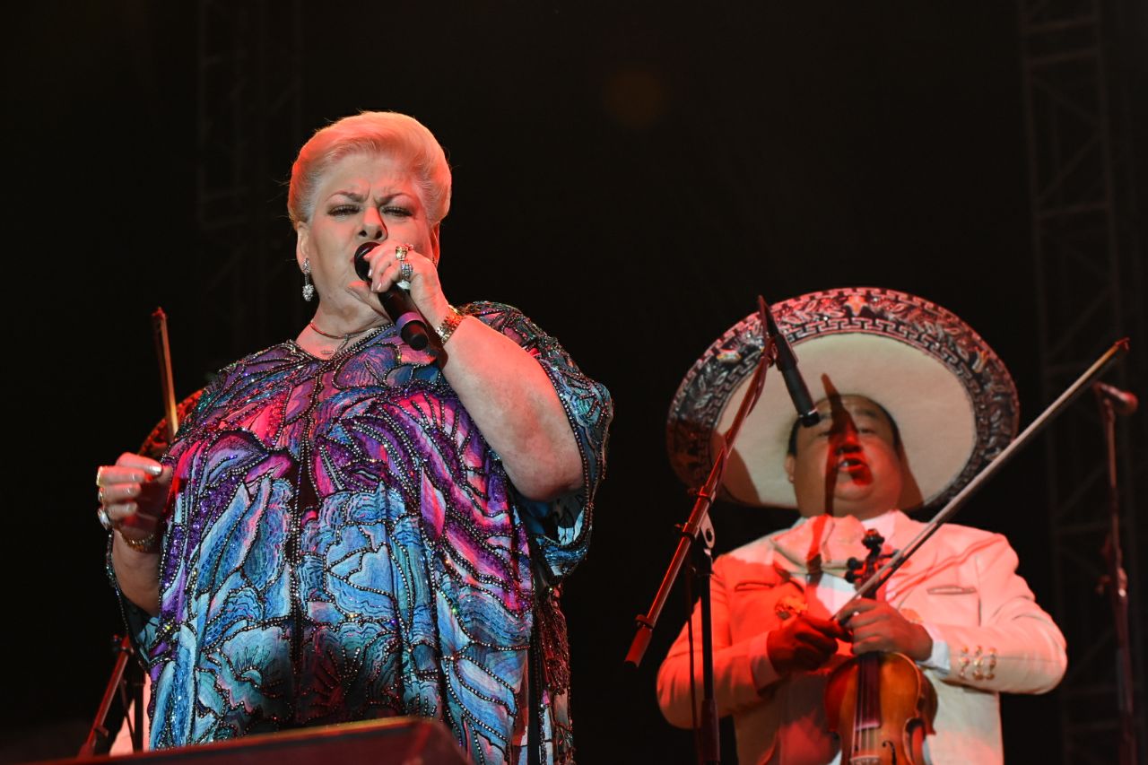Entonan cientos de asistentes a la Expo Fiesta Michoacán 2018 los éxitos de Paquita la del Barrio