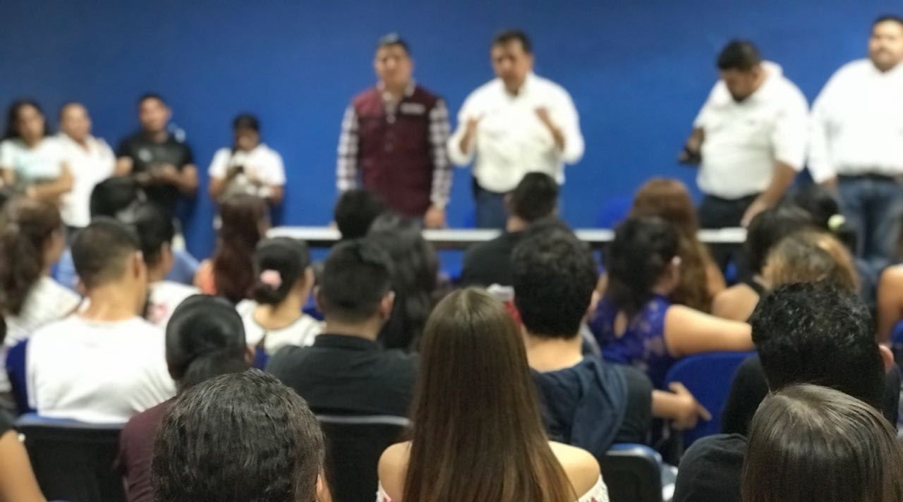 Entusiasta reunión de José Luis Cruz Lucatero con alumnos de la UCLA Apatzingán.