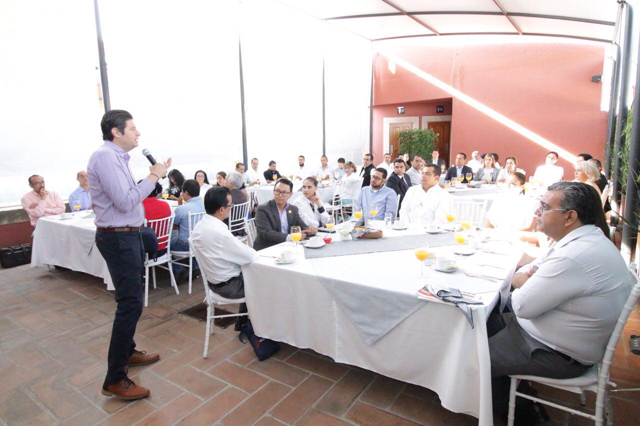 Celebran docentes de la UMSNH propuesta de programa de becas de transporte que impulsa Alfonso Martínez